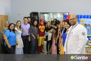 Crianças recebem festa na PAI e prefeita Délia celebra mobília nova para a policlínica