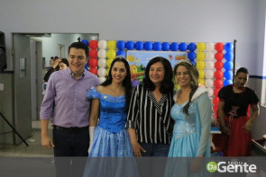 Crianças recebem festa na PAI e prefeita Délia celebra mobília nova para a policlínica