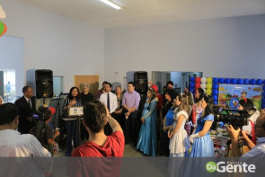 Crianças recebem festa na PAI e prefeita Délia celebra mobília nova para a policlínica