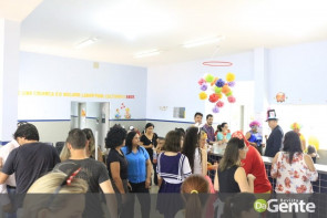 Crianças recebem festa na PAI e prefeita Délia celebra mobília nova para a policlínica