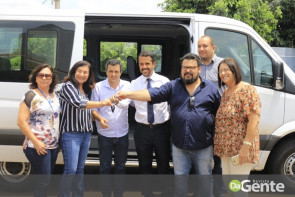 Crianças recebem festa na PAI e prefeita Délia celebra mobília nova para a policlínica