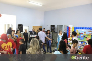 Crianças recebem festa na PAI e prefeita Délia celebra mobília nova para a policlínica
