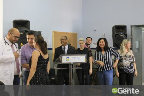 Crianças recebem festa na PAI e prefeita Délia celebra mobília nova para a policlínica