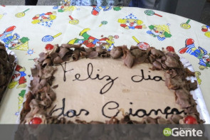 Crianças recebem festa na PAI e prefeita Délia celebra mobília nova para a policlínica