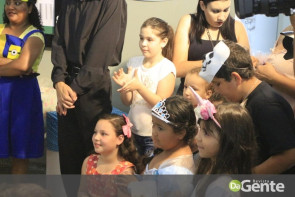 Crianças recebem festa na PAI e prefeita Délia celebra mobília nova para a policlínica