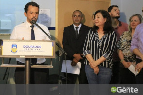 Crianças recebem festa na PAI e prefeita Délia celebra mobília nova para a policlínica