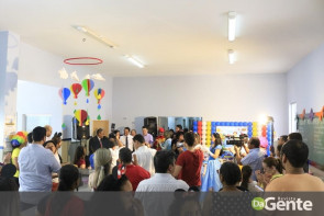 Crianças recebem festa na PAI e prefeita Délia celebra mobília nova para a policlínica