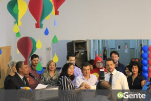 Crianças recebem festa na PAI e prefeita Délia celebra mobília nova para a policlínica