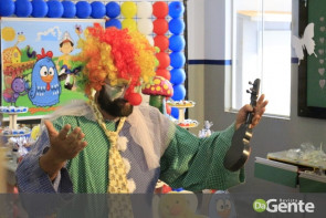 Crianças recebem festa na PAI e prefeita Délia celebra mobília nova para a policlínica