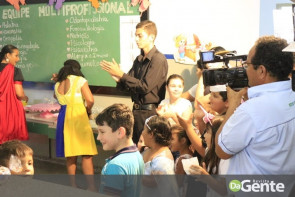 Crianças recebem festa na PAI e prefeita Délia celebra mobília nova para a policlínica