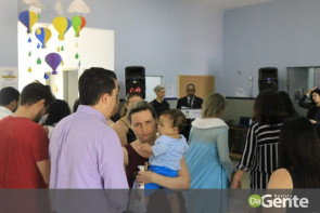 Crianças recebem festa na PAI e prefeita Délia celebra mobília nova para a policlínica