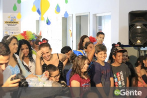 Crianças recebem festa na PAI e prefeita Délia celebra mobília nova para a policlínica