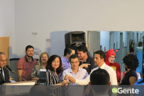 Crianças recebem festa na PAI e prefeita Délia celebra mobília nova para a policlínica