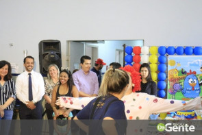 Crianças recebem festa na PAI e prefeita Délia celebra mobília nova para a policlínica