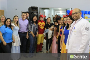 Crianças recebem festa na PAI e prefeita Délia celebra mobília nova para a policlínica