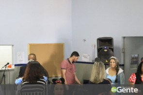 Crianças recebem festa na PAI e prefeita Délia celebra mobília nova para a policlínica