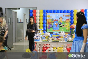 Crianças recebem festa na PAI e prefeita Délia celebra mobília nova para a policlínica