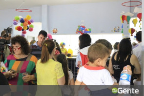 Crianças recebem festa na PAI e prefeita Délia celebra mobília nova para a policlínica