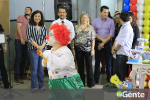 Crianças recebem festa na PAI e prefeita Délia celebra mobília nova para a policlínica