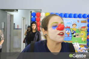 Crianças recebem festa na PAI e prefeita Délia celebra mobília nova para a policlínica