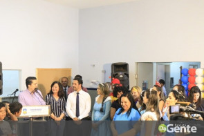 Crianças recebem festa na PAI e prefeita Délia celebra mobília nova para a policlínica