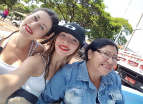 Piscina, celulares prova d’água e gatas molhadas no centro de Dourados