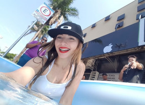 Piscina, celulares prova d’água e gatas molhadas no centro de Dourados