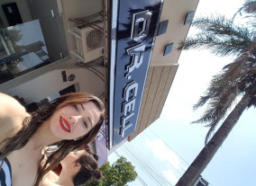 Piscina, celulares prova d’água e gatas molhadas no centro de Dourados