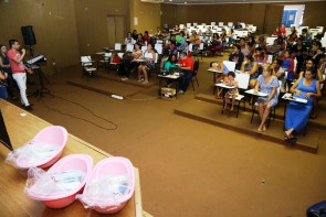 Gestantes recebem kits para bebê no  projeto “Cuidar e Gestar” da Prefeitura