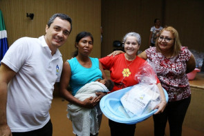 Gestantes recebem kits para bebê no  projeto “Cuidar e Gestar” da Prefeitura