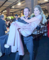 Leonardo cantou na festa de formatura de filha de Leandro