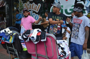 Com tornozeleira eletrônica, homem segue vendendo cuecas e meias