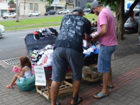 Com tornozeleira eletrônica, homem segue vendendo cuecas e meias