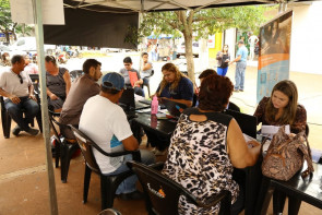 SAINDO DO SUFOCO: Mutirão de negociações de dívidas atende na Praça