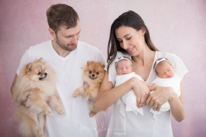 Sheilla Castro realizou o primeiro ensaio fotográfico com suas gêmeas, Liz e Ninna