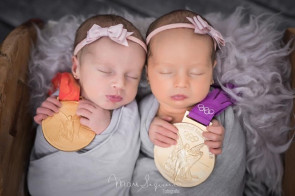 Sheilla Castro realizou o primeiro ensaio fotográfico com suas gêmeas, Liz e Ninna