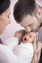 Sheilla Castro realizou o primeiro ensaio fotográfico com suas gêmeas, Liz e Ninna