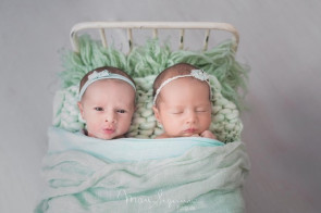 Sheilla Castro realizou o primeiro ensaio fotográfico com suas gêmeas, Liz e Ninna