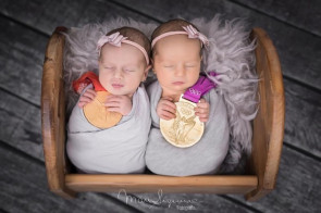 Sheilla Castro realizou o primeiro ensaio fotográfico com suas gêmeas, Liz e Ninna