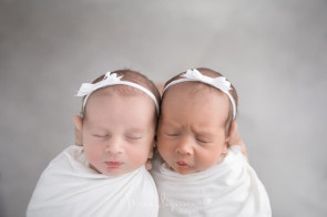 Sheilla Castro realizou o primeiro ensaio fotográfico com suas gêmeas, Liz e Ninna