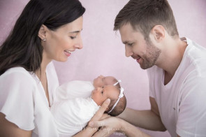 Sheilla Castro realizou o primeiro ensaio fotográfico com suas gêmeas, Liz e Ninna