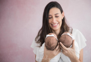 Sheilla Castro realizou o primeiro ensaio fotográfico com suas gêmeas, Liz e Ninna