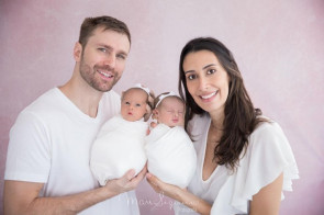 Sheilla Castro realizou o primeiro ensaio fotográfico com suas gêmeas, Liz e Ninna