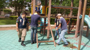 Escoteiros realizam manutenção em playground infantil na praça do bairro Parque Alvorada
