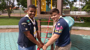 Escoteiros realizam manutenção em playground infantil na praça do bairro Parque Alvorada