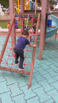 Escoteiros realizam manutenção em playground infantil na praça do bairro Parque Alvorada
