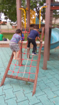 Escoteiros realizam manutenção em playground infantil na praça do bairro Parque Alvorada