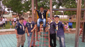 Escoteiros realizam manutenção em playground infantil na praça do bairro Parque Alvorada