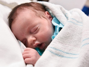 Lynlee Boemer teve de ser retirada do útero de sua mãe para uma cirurgia vital