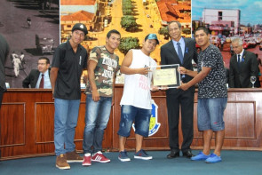 Grupo Brô Mcs fala de luta indígena ao receber Prêmio Marçal de Souza Tupã'Y